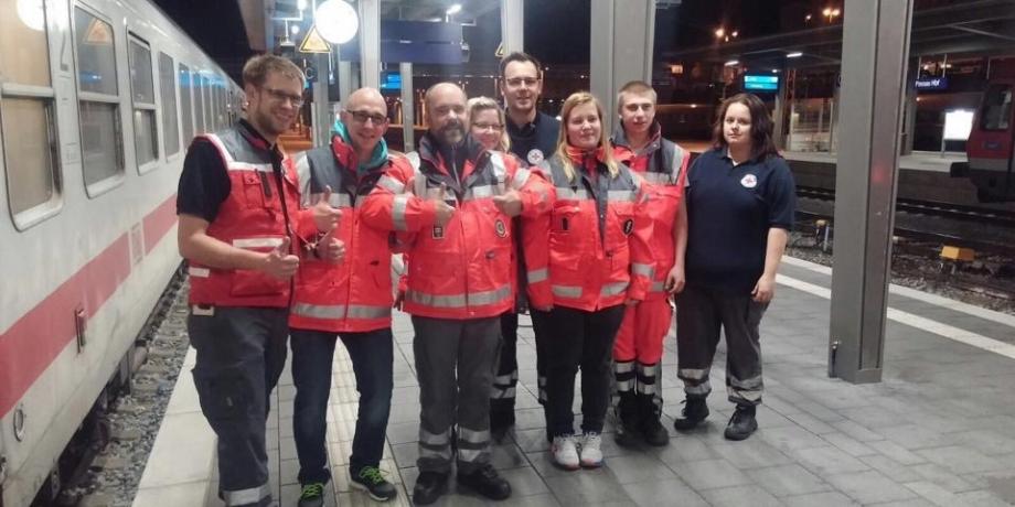 Das DRK-Team mit Ansgar Müller am Bahnsteig Hbf Hannover