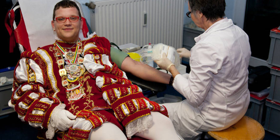 Prinz spendet Blut