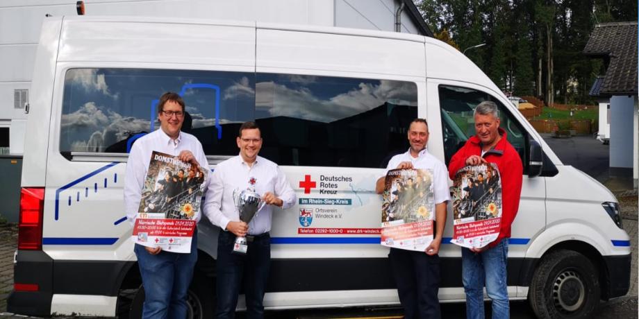 Das DRK-Team präsentiert den Pokal und das Plakat zur Närrischen Blutspende 2020