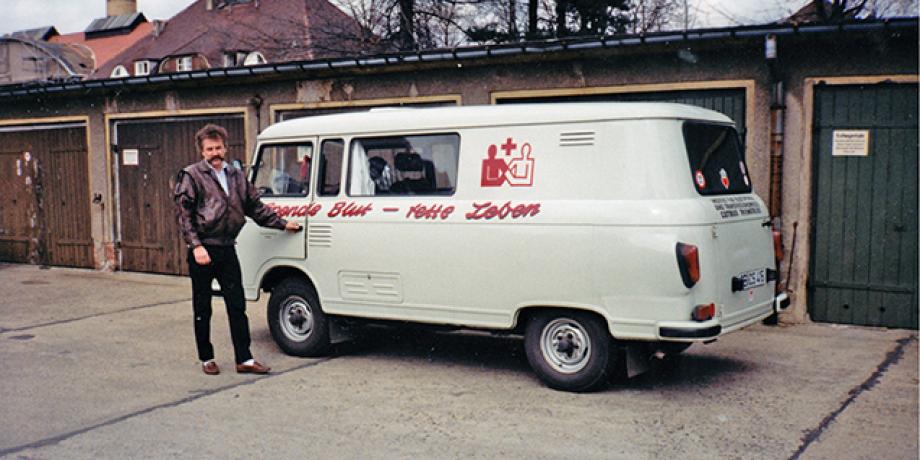 Historisches Fahrzeug mit Blutspende-slogan