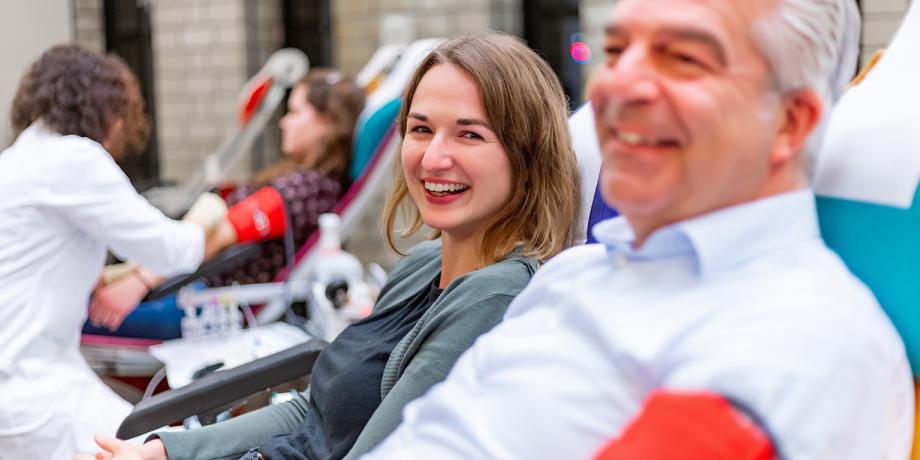 Menschen bei der Blutspende