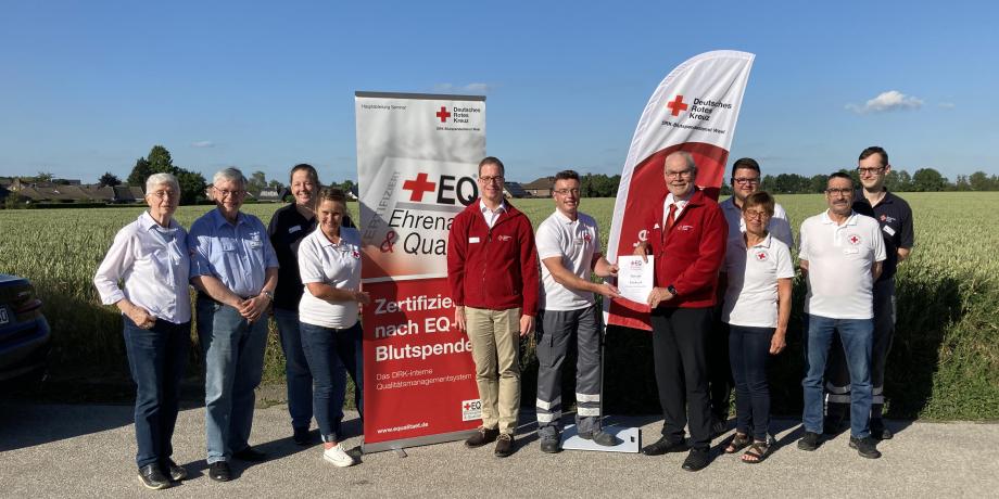 Vertreter des DRK-Ortsvereins Linnich mit Thorsten Hellwetter (5. von links) und Gregor Veltkamp (5. von rechts).