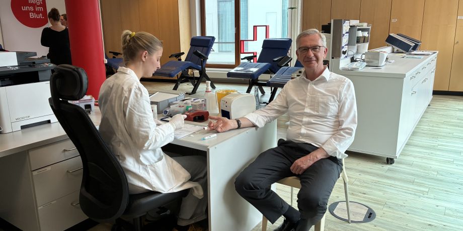 Dr. Hamers spendet Blut