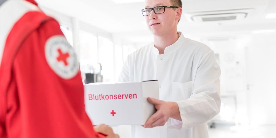 Blutkonserven werden übergeben