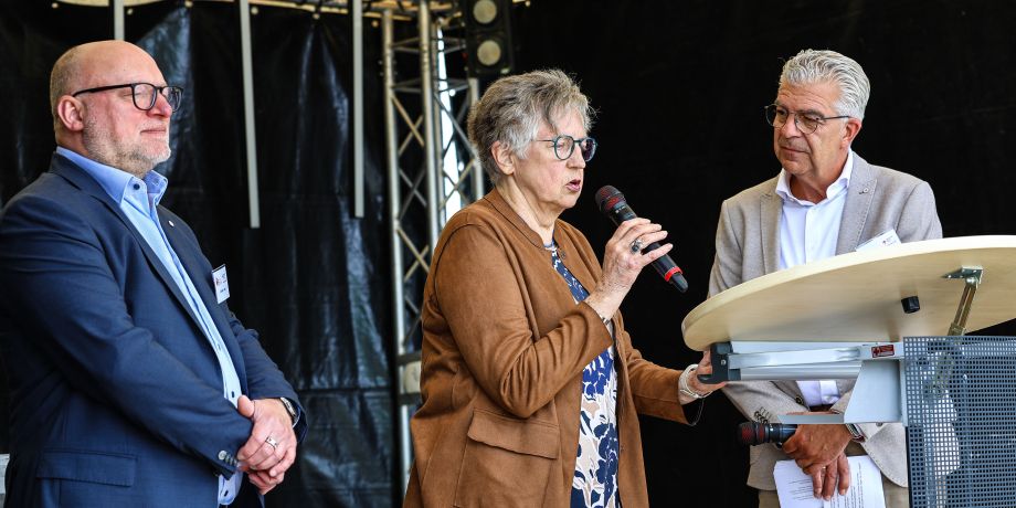 Hedi Hartwig am Mikrofon