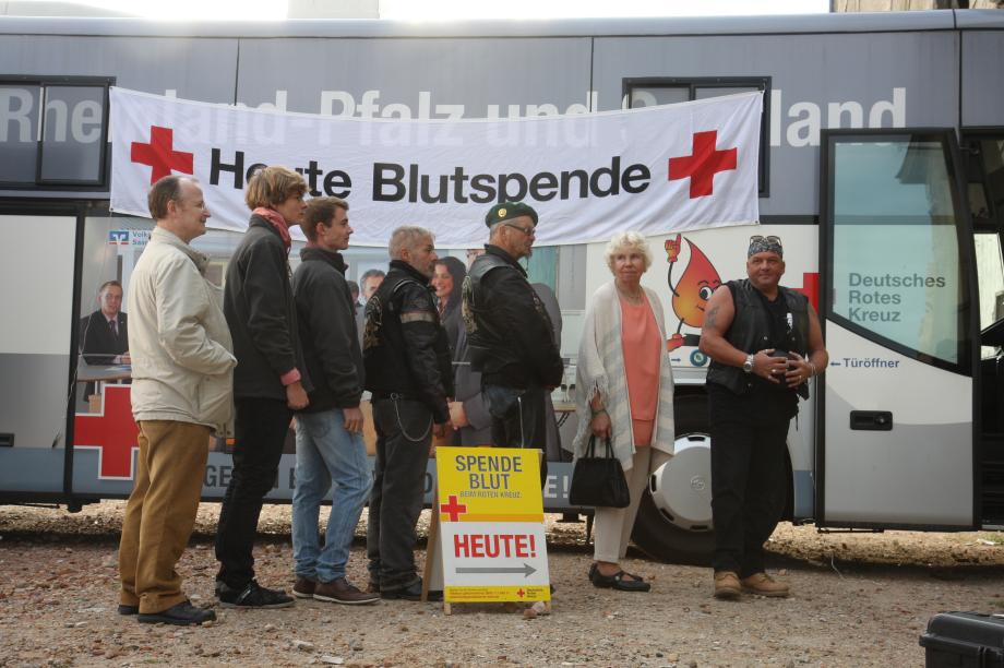 "Mecky" in der Warteschlange