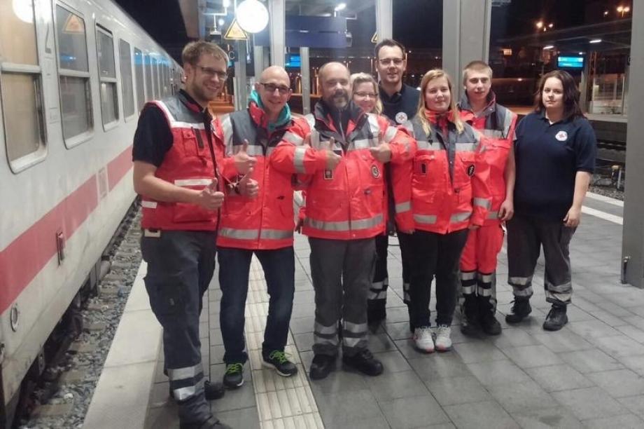 Das DRK-Team mit Ansgar Müller am Bahnsteig Hbf Hannover
