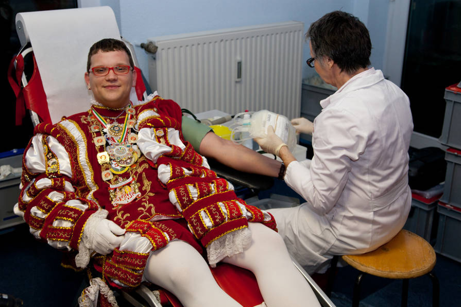Prinz spendet Blut