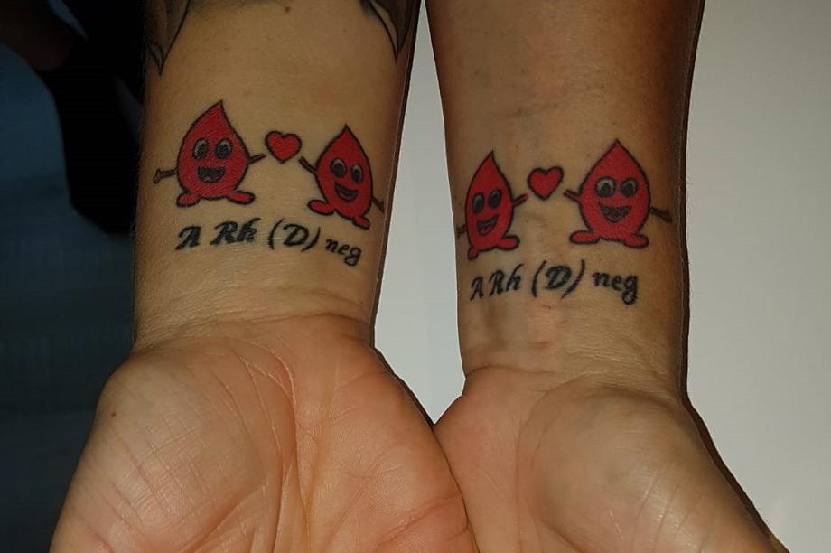 Simone Braune und ihre Tochter Cindy zeigen ihre Unterarme mit den Blutgruppen-Tattoos.