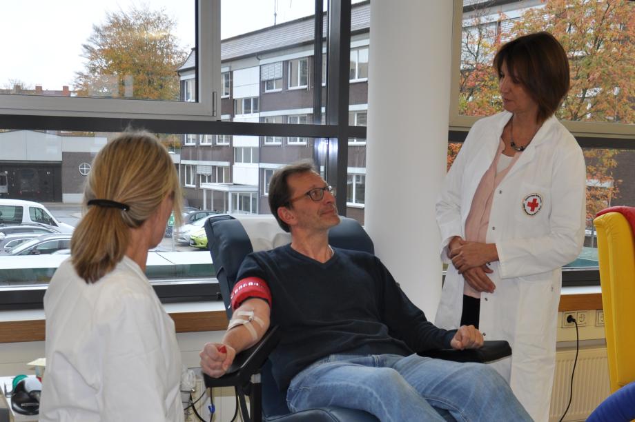 Arzt im Gespräch mit Blutspender