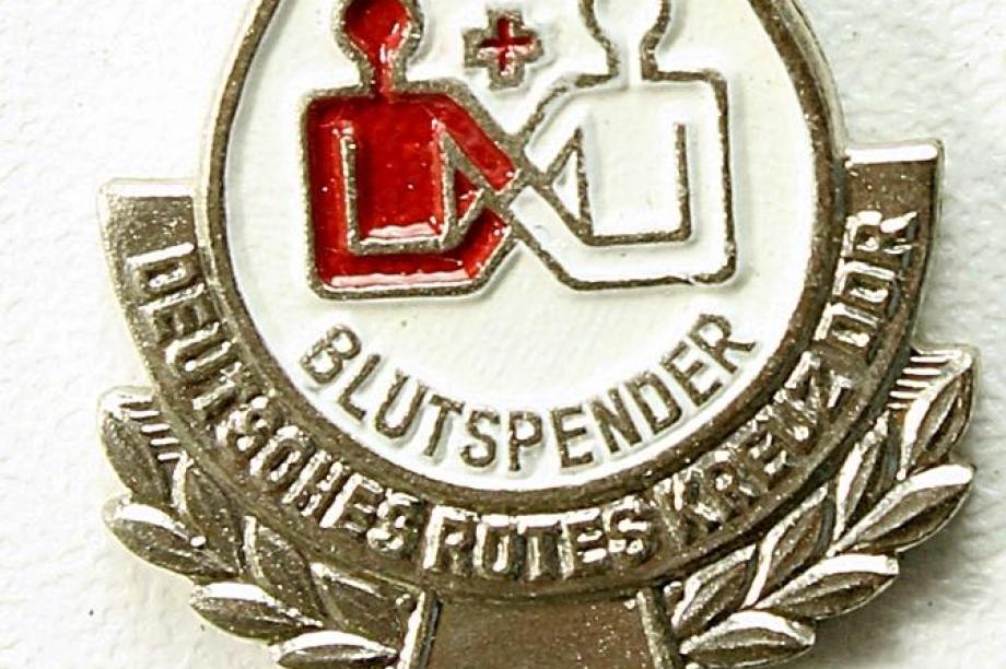 Eine Anstecknadel als Dank für Blutspender der DDR