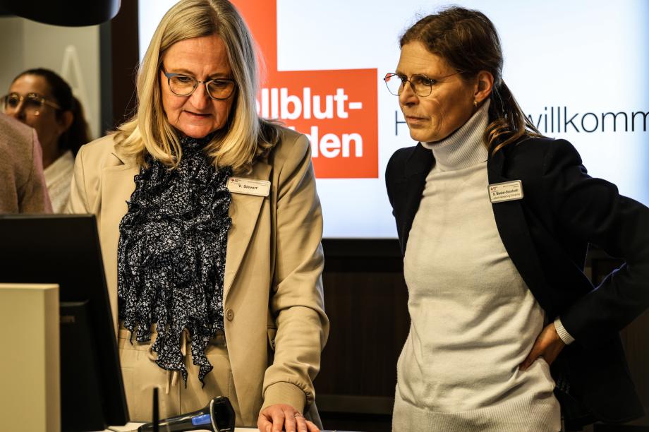 Mitarbeitende im Gespräch