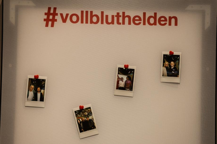 Bilderwand mit Fotos der Spendenden