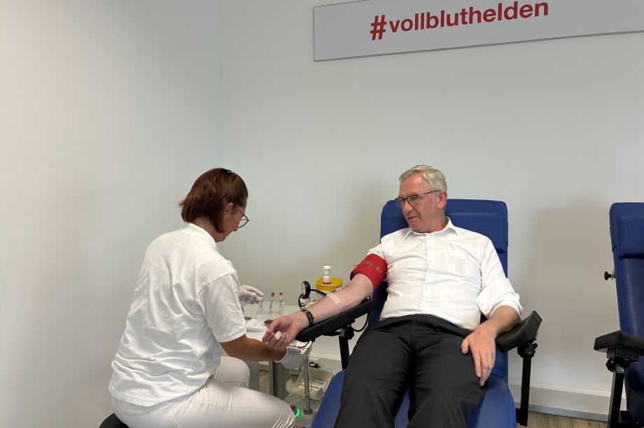Dr. Hamers spendet Blut