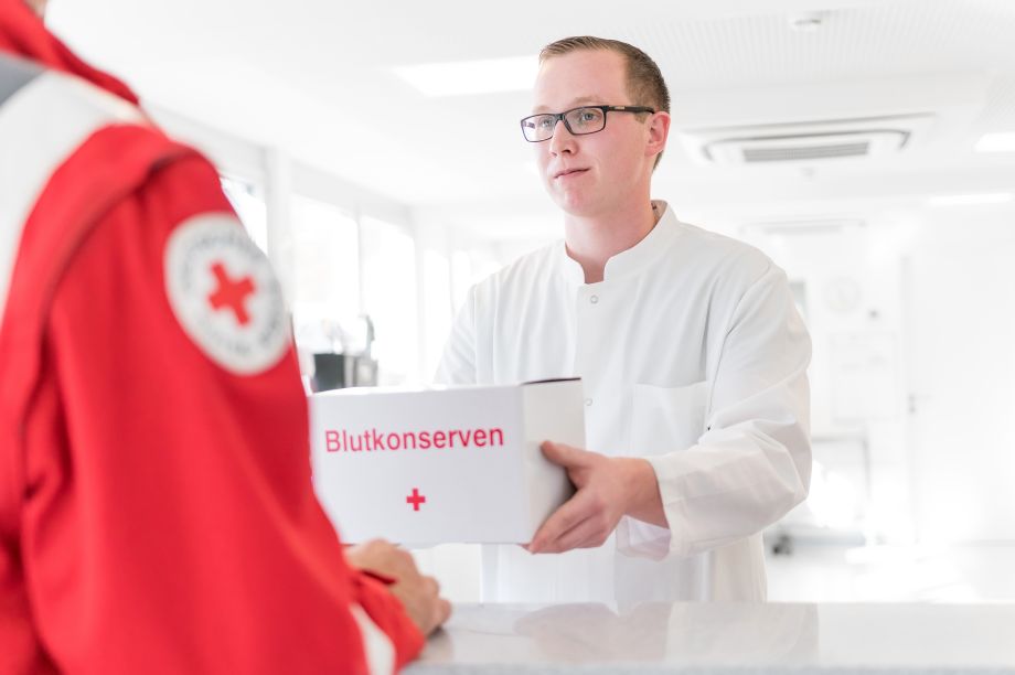 Blutkonserven werden übergeben