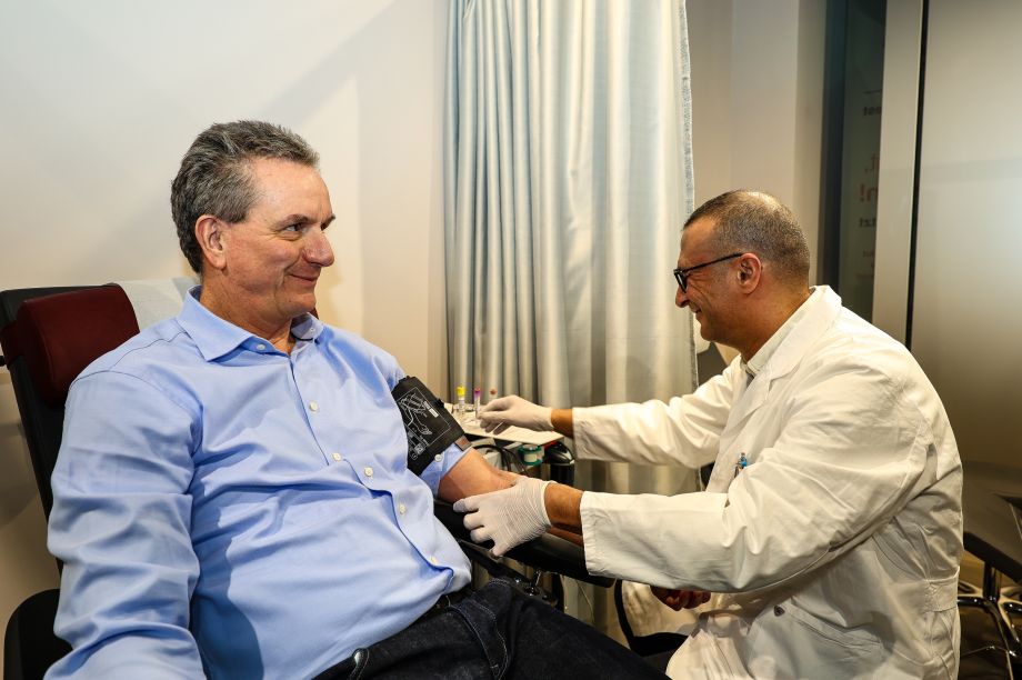 Dr. Deitenbeck spendet Blut