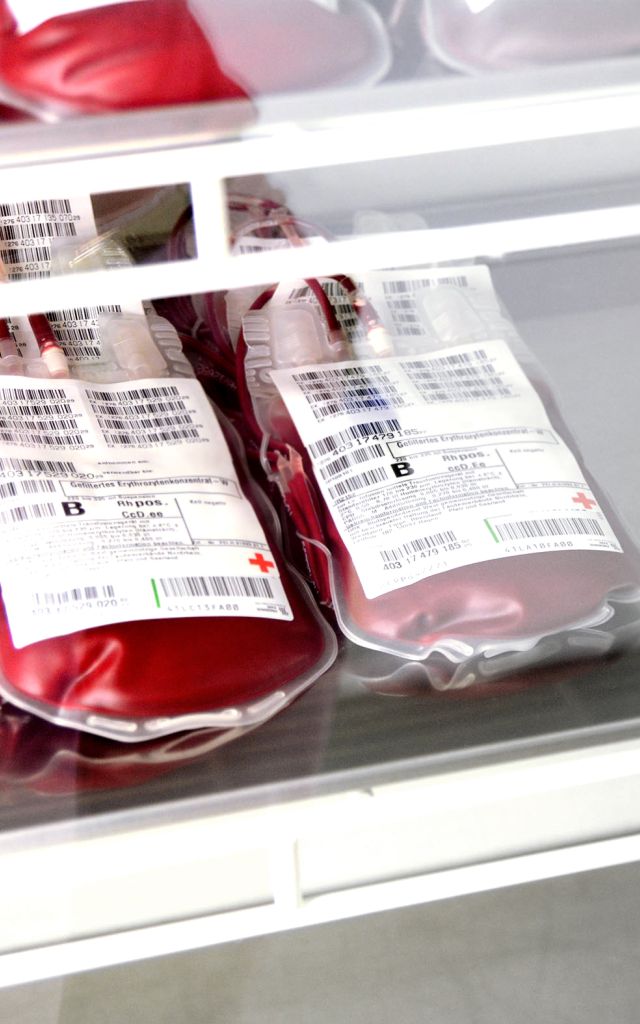 Halbleeres Blutkonserven-Regal